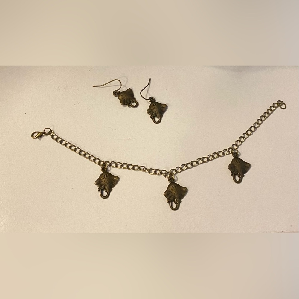 NEW Brass charm bracelet with a Manta Ray/Stingray charm and matching earrings